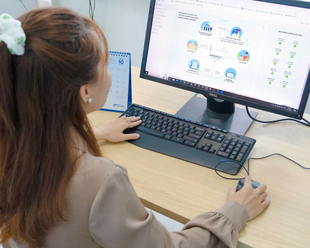 Cô gái học trên máy tính ở văn phòng